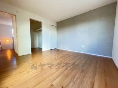 住む人のこだわりを活かす洋室＾＾日当たりがよく、寝室としての利用もおすすめ。広めのクローゼットもあり荷物もすっきり片付けれ、ゆとりのある暮らしが出来ます＾＾