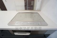お手入れのしやすいIHクッキングヒーターです。 3口コンロなので、効率よくお料理が楽しめます。毎日のお料理も楽しくなりますね＾＾