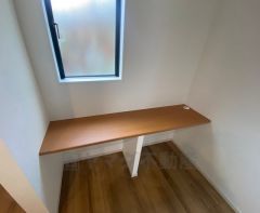 同仕様写真。スタディカウンター付きユーティリティー。勉強やその他の作業もはかどりそうですね。
