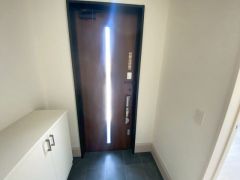 たっぷり収納できるシューズボックスです。家族全員の靴がきれいに整頓できます。棚の上にお花や写真を飾っても良いですね。