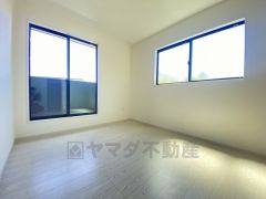 2面採光を確保した明るい室内は、風通しも良く、大変居心地の良い空間となっております。爽やかな風を感じて起きる朝は、快適生活の始まりに。