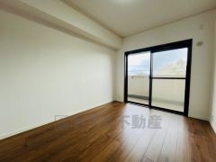 住む人のこだわりを活かす洋室＾＾日当たりがよく、寝室としての利用もおすすめ。広めのクローゼットもあり荷物もすっきり片付けれ、ゆとりのある暮らしが出来ます＾＾