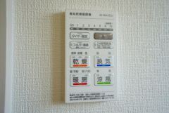 雨の日の洗濯も安心できる浴室暖房乾燥機付き浴室。リモコンで操作もボタン1つで簡単。 浴室暖房乾燥機には、暖房、乾燥、涼風、換気の4つの機能が付いています。タイマー付きです。