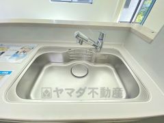 色も形もキレイなシンクは、広さも確保しているので、大きめの鍋も簡単に洗えます。
