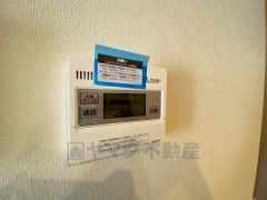 給湯器リモコンはキッチン横からボタンひとつで操作が楽々。通話ボタン付きでお子様とも会話ができて安心です。