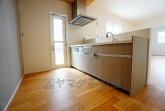 同仕様写真。対面式カウンターキッチンでお子様の様子が見守れます。カウンタートップは耐熱性に優れており、日ごろのお掃除もふき取るだけでＯＫ。ステンレスシンクも簡単にお掃除できますよ。