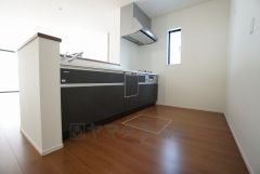 同仕様写真。対面式カウンターキッチンでお子様の様子が見守れます。カウンタートップは耐熱性に優れており、日ごろのお掃除もふき取るだけでＯＫ。ステンレスシンクも簡単にお掃除できますよ。