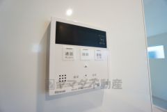 キッチン横からお湯張り、追い炊き、足し湯がボタン一つで楽々操作できる給湯機リモコンです＾＾忙しい夕飯の準備の時間帯に重宝しますね。