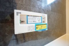 浴室内の給湯器リモコン。一日の疲れを癒す快適なバスタイムを＾＾