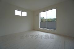 寛ぎの時間を紡ぎだす主寝室は、大型ベッドを置いても余裕の広さを確保しています。