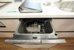 家事の時間が短縮できるフルオープンで開けやすい食器洗い乾燥機付。食事後に家族とのくつろぎタイムをしっかり取れます。