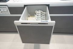 家事の時間が短縮できる食器洗浄乾燥機付。後片付けもラクラクです。 食器を洗う手間が減るので家族とのコミュニケーションの時間や自分の時間が増えますね。