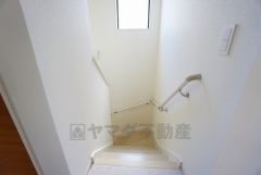 小さなお子様やご高齢の方でも安心できる、手すり付き階段。段差も低めで設定されており、安全性にも優れています。