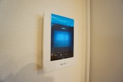 防犯性もばっちり、TVモニター付きインターフォン完備。大きなモニターで玄関先を確認できます。録画機能が付いているので不在時の訪問者も確認できて安心です^^