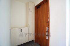 たっぷり収納できるシューズボックスです。家族全員の靴がきれいに整頓できます。棚の上にお花や写真を飾っても良いですね。