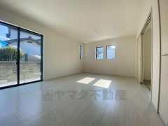 夏は強い日差しをカット、冬は暖かな遮熱高断熱型Low-Eガラスを採用。夏の強い日差しを約60%カットし、冷房効果を高めます。紫外線もカットするため紫外線による日焼けも抑制。