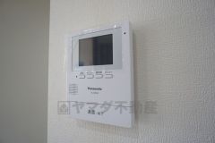 防犯性もばっちり、TVモニター付きインターフォン完備。大きなモニターで玄関先を確認できます。録画機能が付いているので不在時の訪問者も確認できて安心です^^