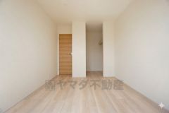 同仕様写真。主寝室としてお使いいただけそうなこちらのお部屋は、日当たりが良く、爽やかな風を感じて起きる朝は、快適生活の始まりに。