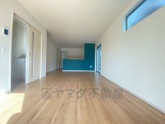 リビングは広々とした設計で、家族が集い、寛ぐ暮らしの空間を演出しています。