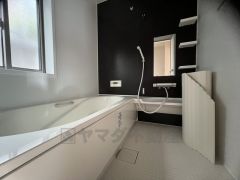 デザイン性に優れた浴槽でゆったりとしたバスタイムを演出。ベンチ付きなので半身浴も楽しめます。 足を伸ばせる浴槽で毎日の疲れを癒してください。