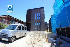 敷地面積約54坪。イオン穂波ショッピングセンターまで車で約6分。（1.9ｋｍ）ショッピングを楽しめます。コンビニ・スーパーまで徒歩6分圏内。