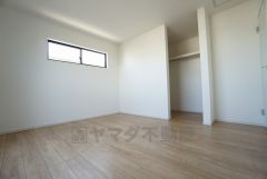 同仕様写真。住む人のこだわりを活かす洋室＾＾日当たりがよく、寝室としての利用もおすすめ。広めのクローゼットもあり荷物もすっきり片付けれ、ゆとりのある暮らしが出来ます＾＾