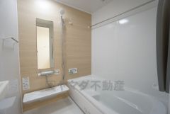 同仕様写真。1日の疲れを癒すくつろぎのバスルーム。足を伸ばしてもゆったりと入れるサイズです。お子様と一緒にお風呂に入っても狭くないですね^^