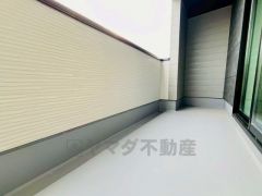 南西側に面した大型のバルコニーは日当たり良好です。お洗濯物も気持ちよく干せそうです。テーブルとイスを置いてカフェタイムや日光浴、星を眺めたりも良いですね^^