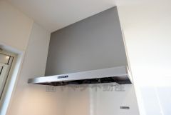 同仕様写真。調理により発生する油煙や臭いを吸い込み、屋外へ排気してくれます。