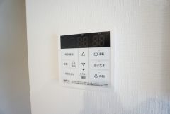 キッチン横からお湯張り、追い炊き、足し湯がボタン一つで楽々操作できる給湯機リモコンです＾＾忙しい夕飯の準備の時間帯に重宝しますね。