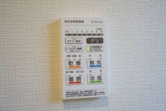 雨の日の洗濯も安心できる浴室暖房乾燥機付き浴室。リモコンで操作もボタン1つで簡単。 浴室暖房乾燥機には、暖房、乾燥、涼風、換気の4つの機能が付いています。タイマー付きです。