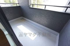 幅広のインナーバルコニーは洗濯物を守りやすく、眩しすぎる日差しも和らげます。 南側に面した大型のバルコニーは日当たり良好です。お洗濯物も気持ちよく干せそうです。