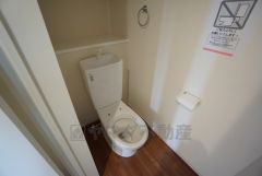 温水洗浄機付トイレです。節水機能もあるので、安心して使えますね。もちろん、1階2階の2ヶ所にトイレがあるので、忙しい朝にもゆとりができますね。
