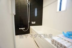 1日の疲れを癒すくつろぎのバスルーム。足を伸ばしてもゆったりと入れるサイズです。お子様と一緒にお風呂に入っても狭くないですね^^