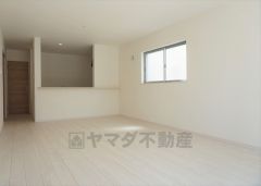 同仕様写真。対面式キッチンを中心としたリビングダイニングで家族の会話が弾みそうです。