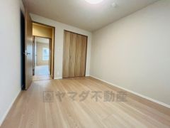 木目調のシンプルデザインで落ち着きと安らぎの空間に仕上げています。各部屋に収納が完備されているので、お荷物が多くなっても安心の設計です。