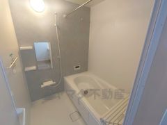 同仕様写真。1坪サイズの浴室は、足をのばしてリラックスできます。浴室乾燥機付きなので、雨の日も気にせず洗濯物が干せます。