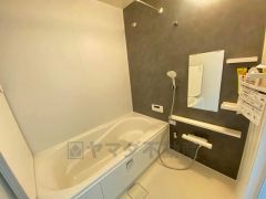 1日の疲れを癒すくつろぎのバスルーム。足を伸ばしてもゆったりと入れるサイズです。お子様と一緒にお風呂に入っても狭くないですね^^