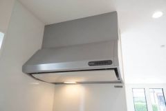 調理により発生する油煙や臭いを吸い込み、屋外へ排気してくれます。