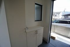 たっぷり収納できるシューズボックスです。家族全員の靴がきれいに整頓できます。棚の上にお花や写真を飾っても良いですね。