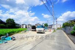 前面道路は北東側4ｍ。交通量が少ないため小さなお子様がいるご家庭も安心です＾＾駐車もスムーズですね＾＾