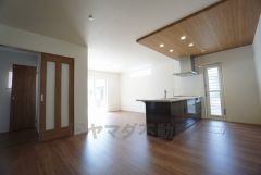 大きな窓のあるリビングは、陽光あふれる明るい空間です。居心地良く、ご家族皆がゆったり寛げる憩いの空間となりそうです。