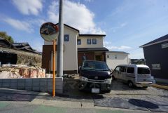 カースペースは停めやすい並列駐車3台付き。