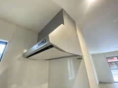 調理により発生する油煙や臭いを吸い込み、屋外へ排気してくれます。