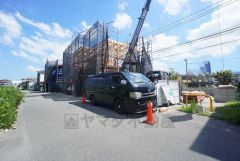カースペース並列2台＾＾前面道路は西側約5m、東側約32.2ｍ。 車の離合もスムーズです。