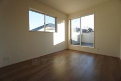 同仕様写真。2面採光を確保した明るい室内は、風通しも良く、大変居心地の良い空間となっております。爽やかな風を感じて起きる朝は、快適生活の始まりに。