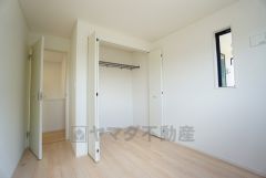 木目調のシンプルデザインで落ち着きと安らぎの空間に仕上げています。各部屋に収納が完備されているので、お荷物が多くなっても安心の設計です。