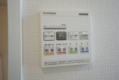 雨の日の洗濯も安心できる浴室暖房乾燥機付き浴室。リモコンで操作もボタン1つで簡単。 浴室暖房乾燥機には、暖房、乾燥、涼風、換気の4つの機能が付いています。タイマー付きです。
