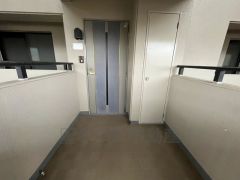 アルコープがあり、自転車などを玄関扉内に置けます。