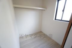 同仕様写真。フリースペースは奥行きがあるので布団や衣替えの衣装なども楽々収納できます。 